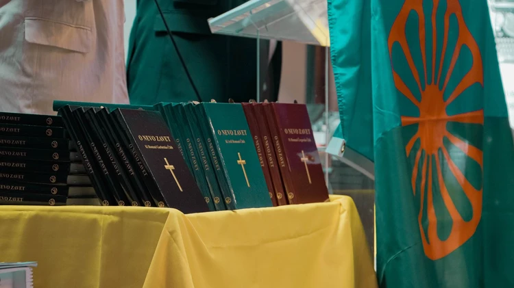 Dedication in Leskovac New Testament and Roma flag