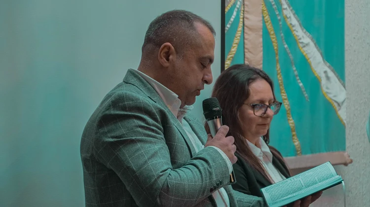 Pastor Vladica reading in Arli 