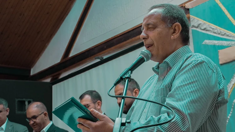 Pastor Šerif praying for NT
